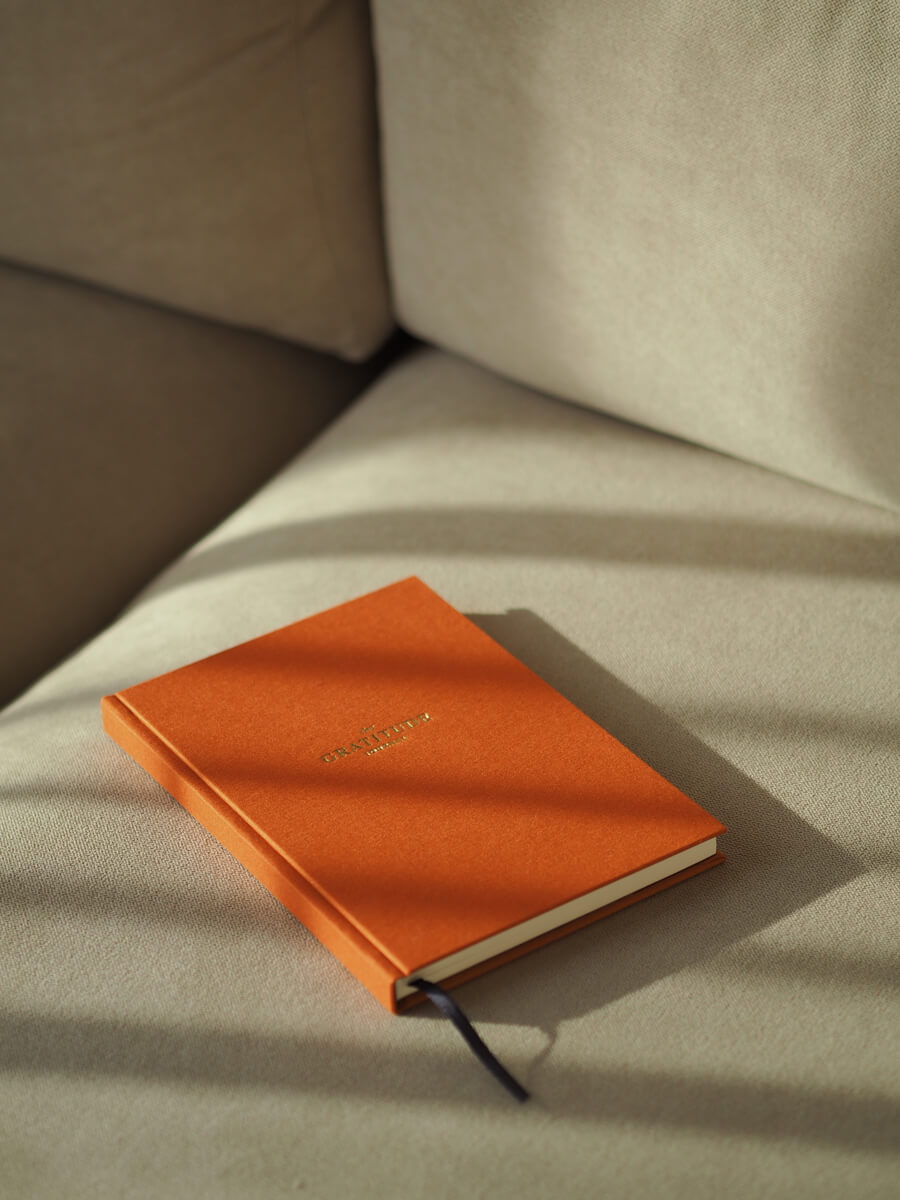 Jak prowadzić Dziennik Wdzięczności? Poradnik krok po kroku + wybór idealnego dziennika wdzięczności