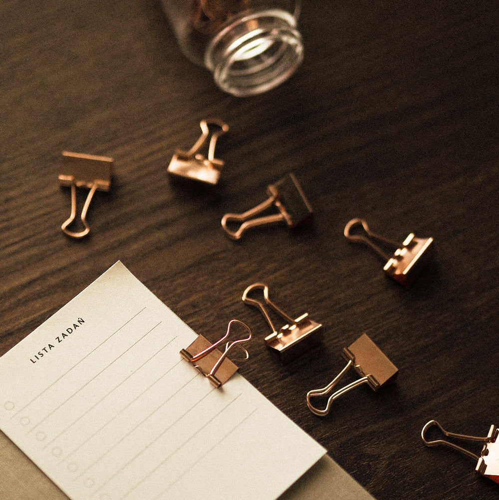 Zestaw złotych klipsów do papieru