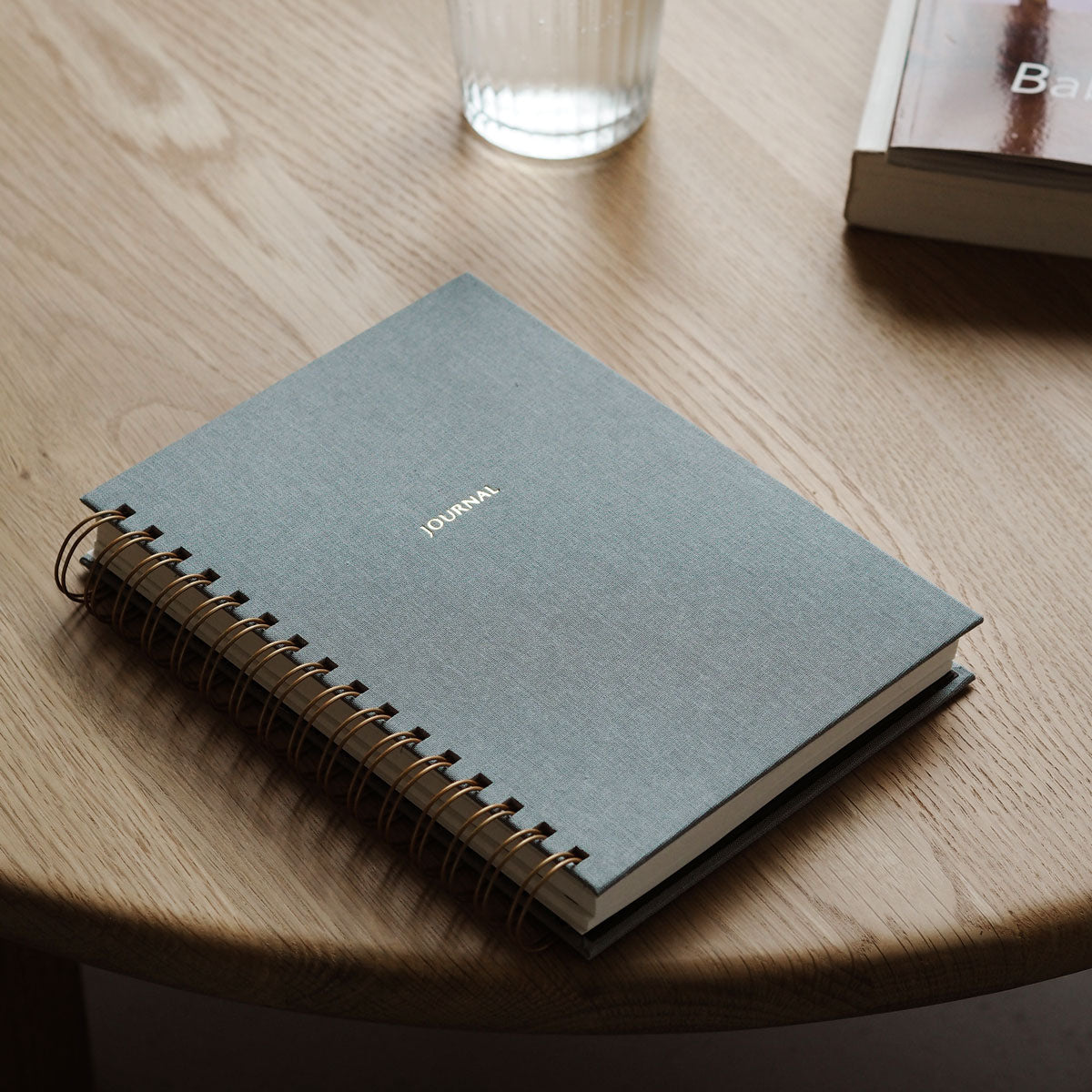 Niebieski planer tygodniowy na spirali – bo zasługujesz na porządek w pięknym wydaniu.