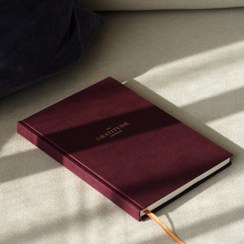 Dziennik do pisania wdzięczności - 160 stron rozwojowych ćwiczeń w pięknej purpurowej oprawie