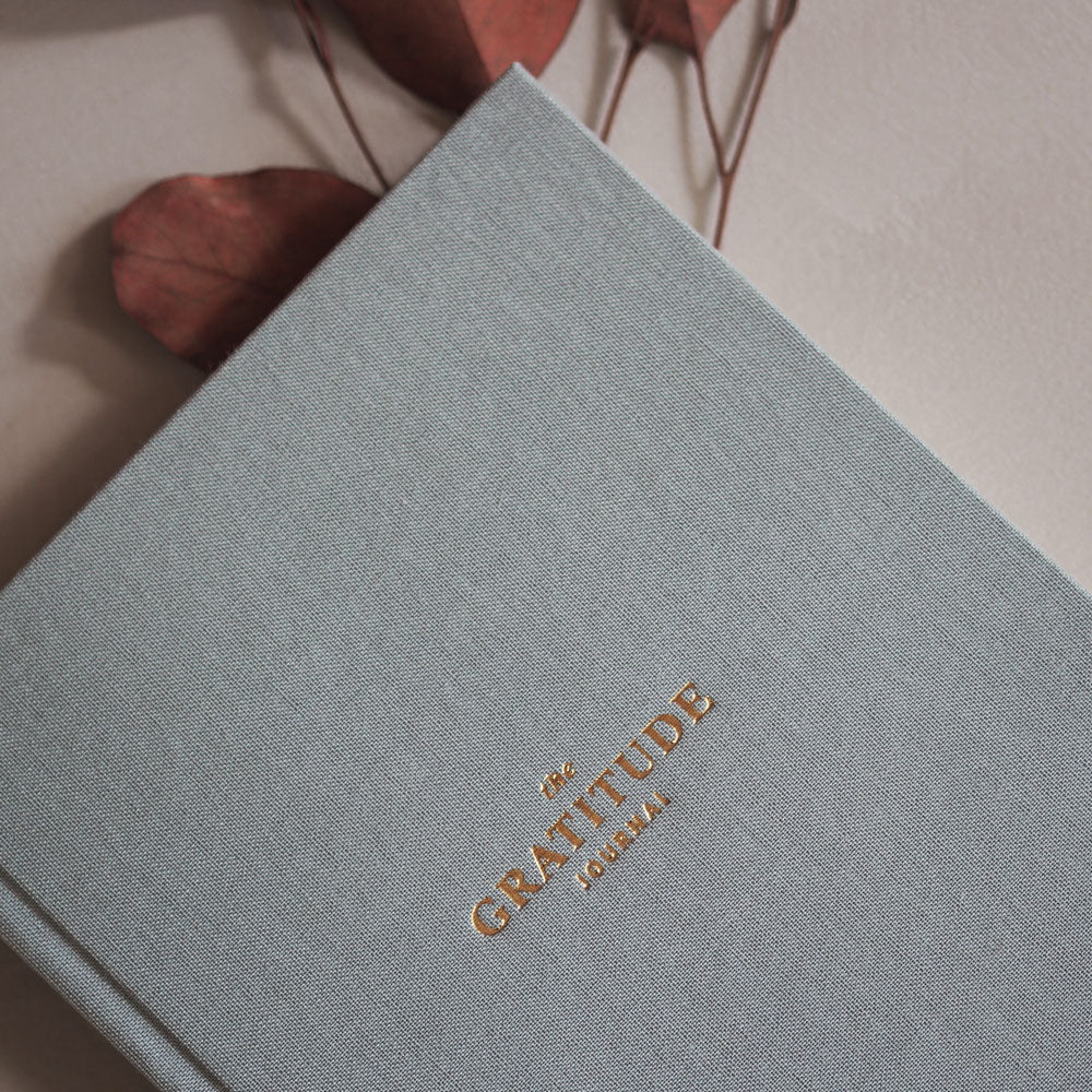Dziennik wdzięczności Gratitude Journal w odcieniu nieba, symbolizujący spokój i pozytywne myśli.