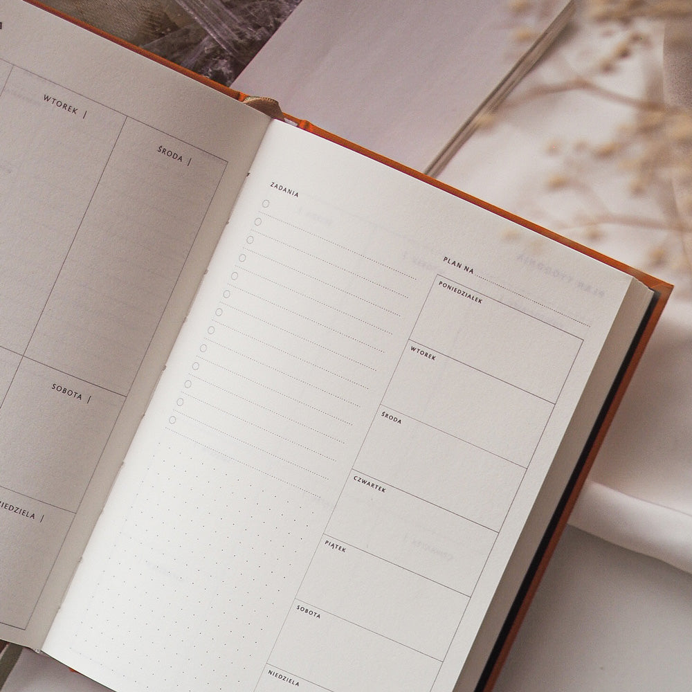 Pomarańczowy planer tygodniowy bez dat