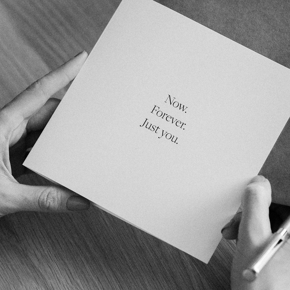 Kartka okolicznościowa z napisem Now. Forever. Just you.