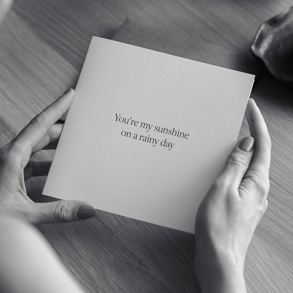 Kartka okolicznościowa z napisem You're my sunshine on a rainy day