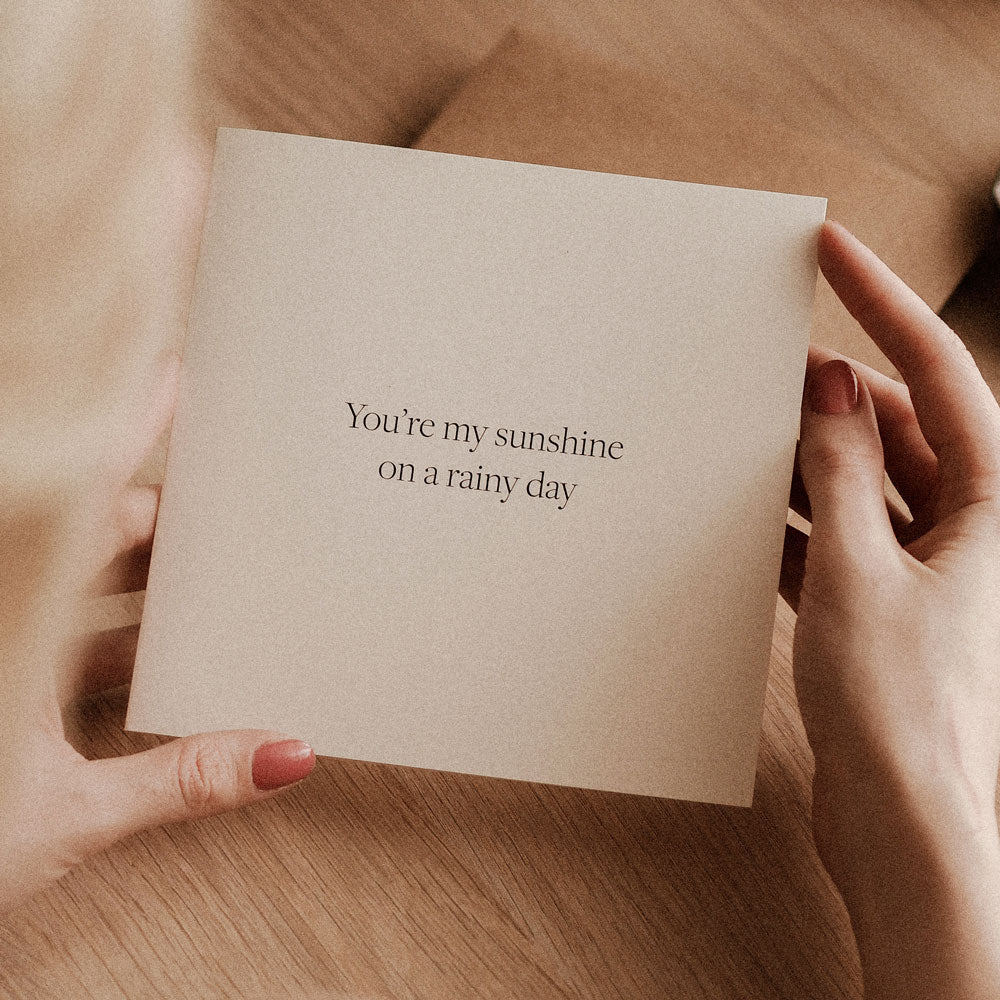 Kartka okolicznościowa z napisem You're my sunshine on a rainy day