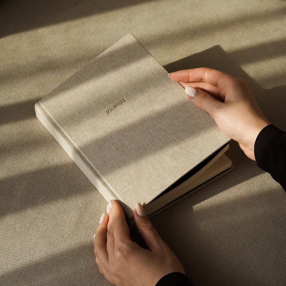 Planer tygodniowy, lniany z minimalistyczną okładką, idealny do organizacji.
