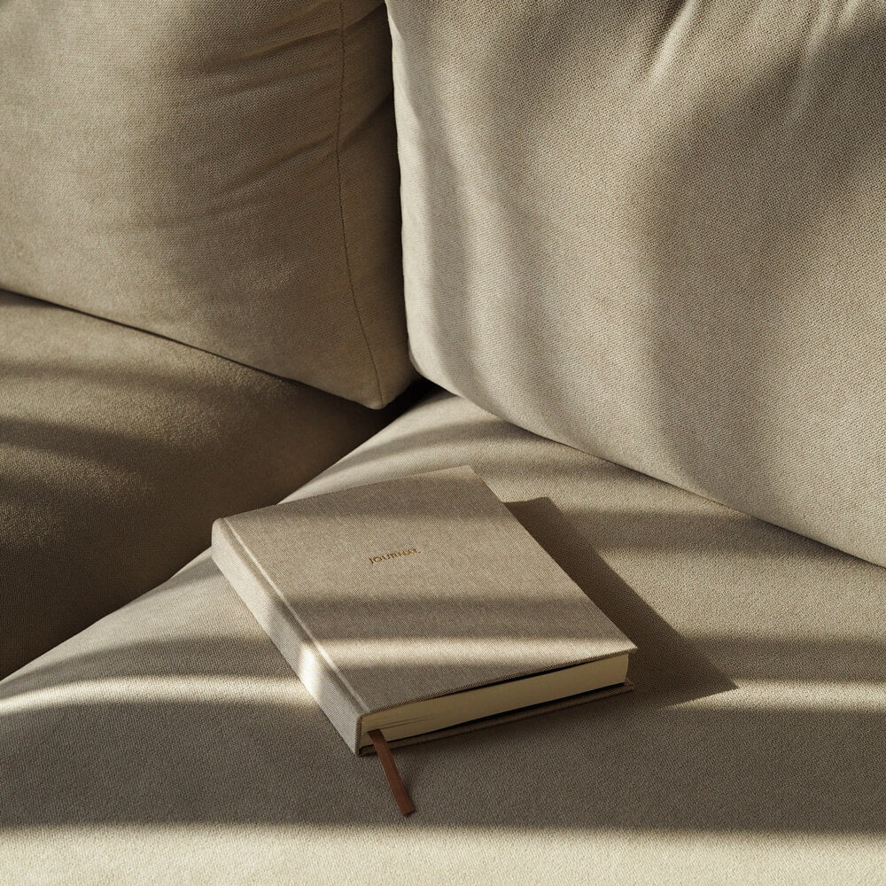 Lniany planer tygodniowy bez dat z minimalistycznym wnętrzem, czekający na Twoje tygodniowe plany.