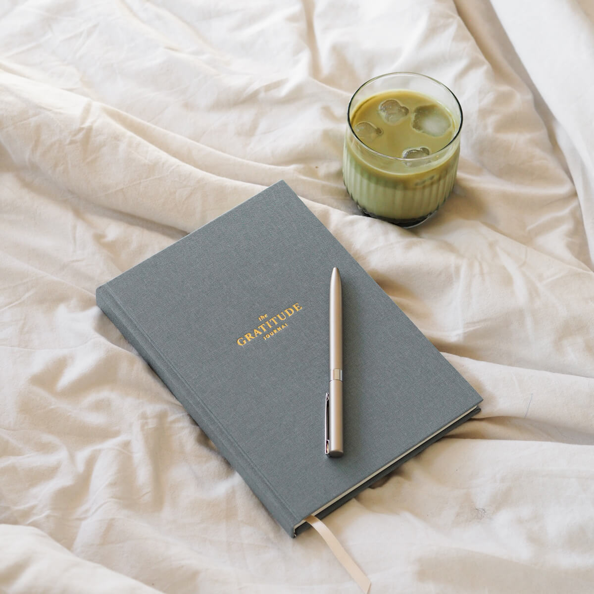 Elegancki, minimalistyczny dziennik wdzięczności w pięknym gołębim odcieniu