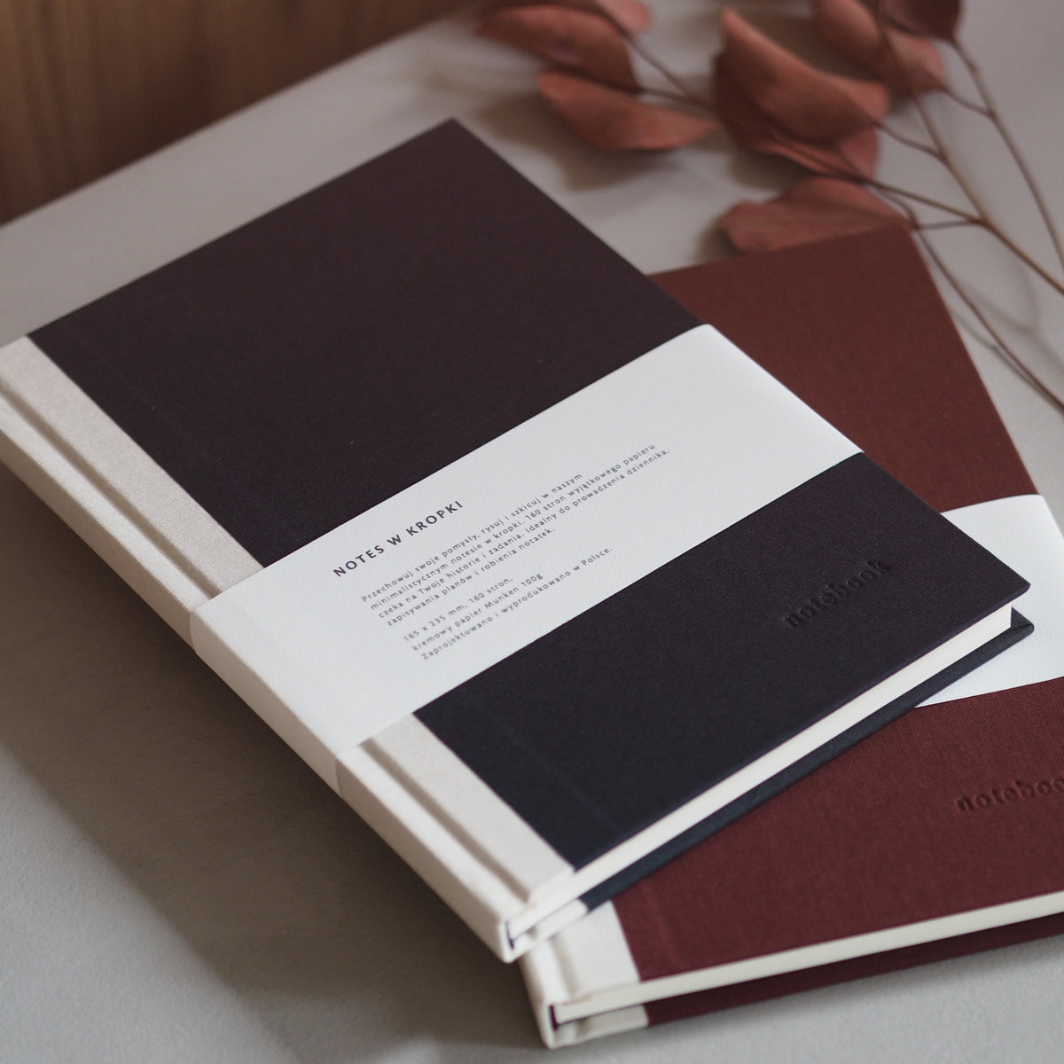 Granatowy notes w kropki