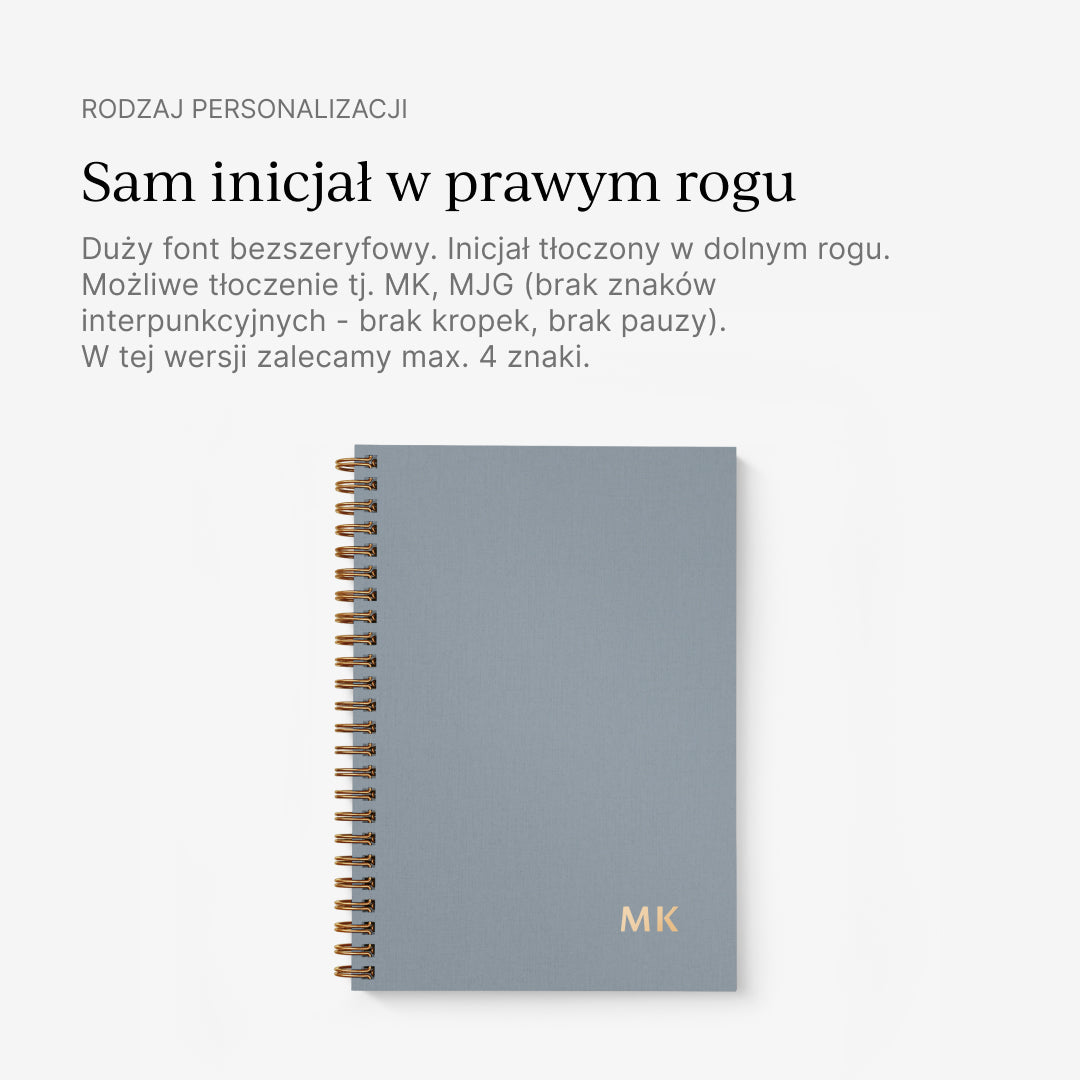 Niebieski planer tygodniowy z inicjałem na okładce – codzienna rutyna z osobistym akcentem.