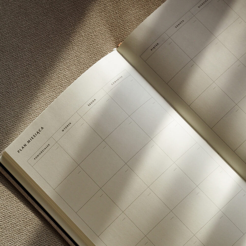 Lniany planer z widokiem miesięcznym, idealny do planowania długoterminowego.