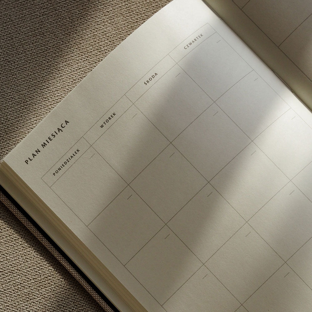 Planer miesięczny w planerze niedatowanym dziennym