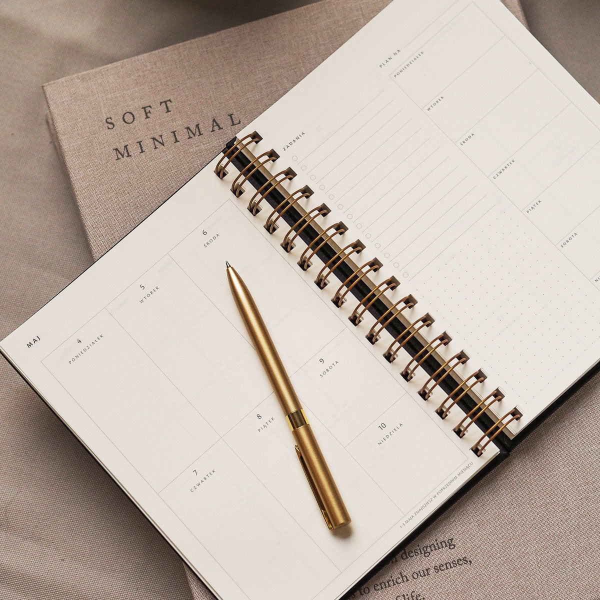 Kalendarz tygodniowy na spirali 2026 - DUST PINK