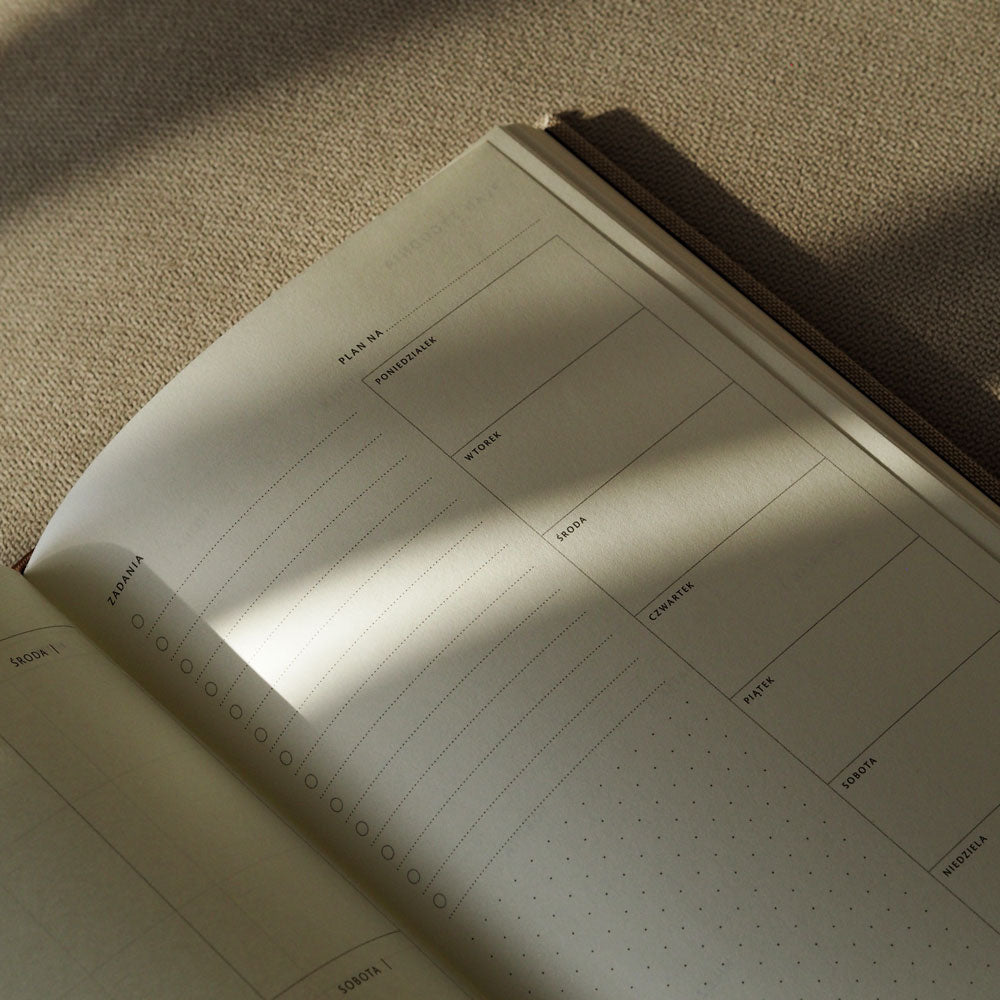 Planer tygodniowy bez dat - rozkładówka z przestrzenią na priorytety i notatki