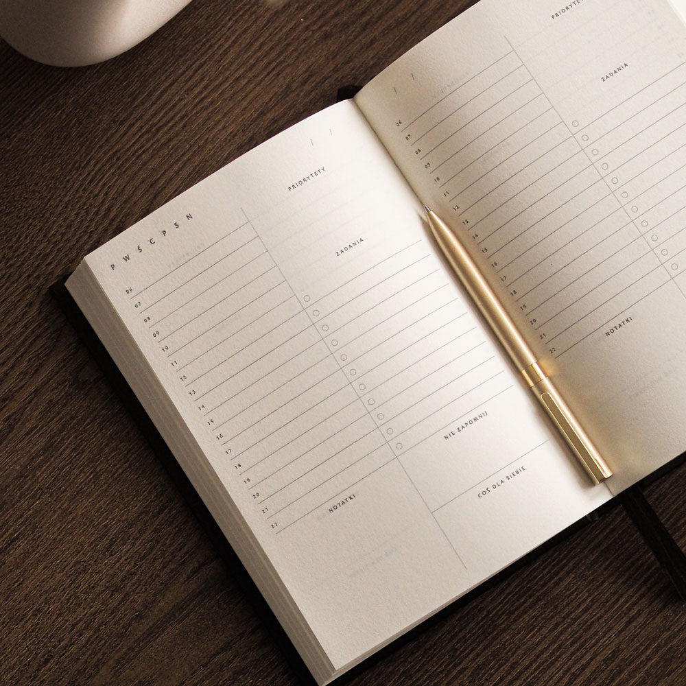 Czarny planer dzienny