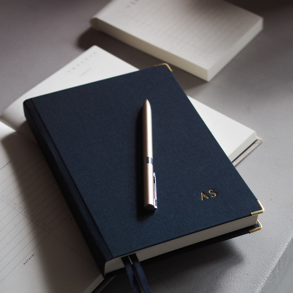 Planer dzienny Navy Blue z płócienną oprawą i złotym tłoczeniem