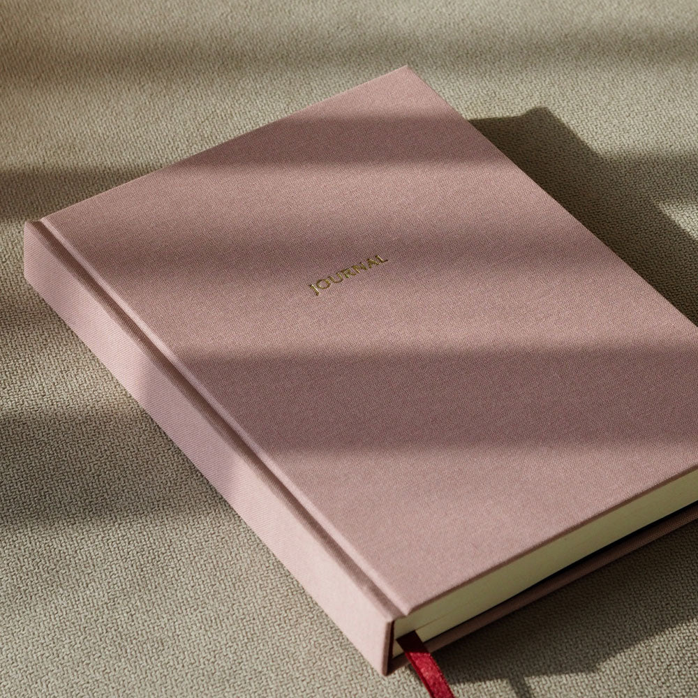 Planer dzienny różowy Dust Pink – minimalistyczne planowanie w kobiecym stylu