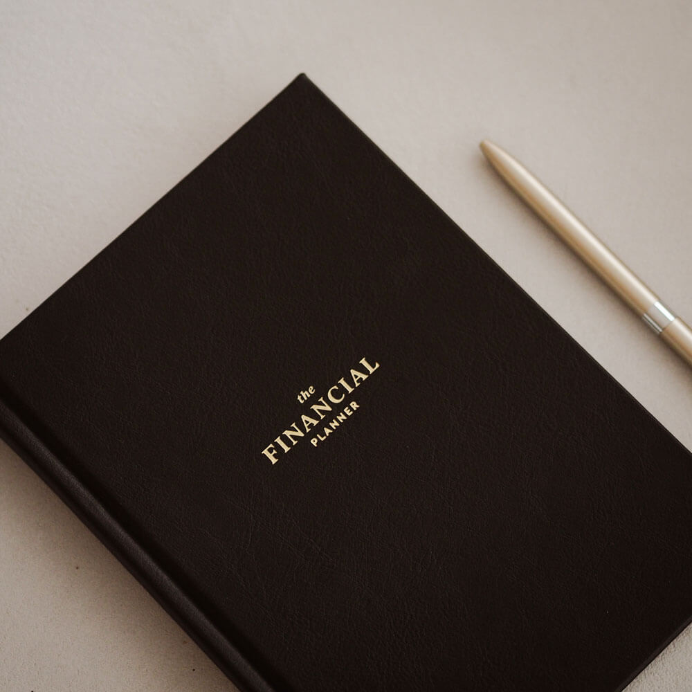 Elegancki planer finansowy z widoczną okładką – narzędzie do planowania, analizowania i pracy z finansami osobistymi.