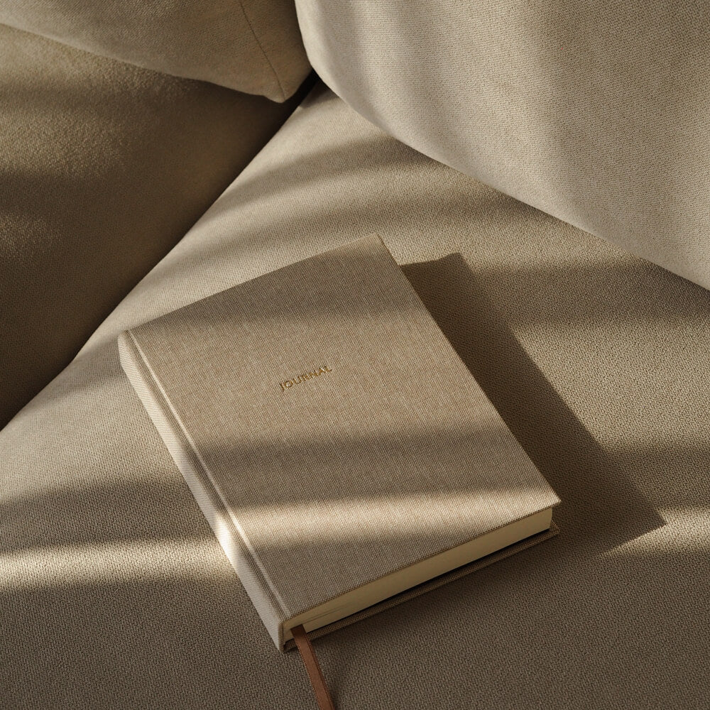 Elegancki planer tygodniowy w lnianej oprawie, narzędzie do efektywnego planowania czasu.