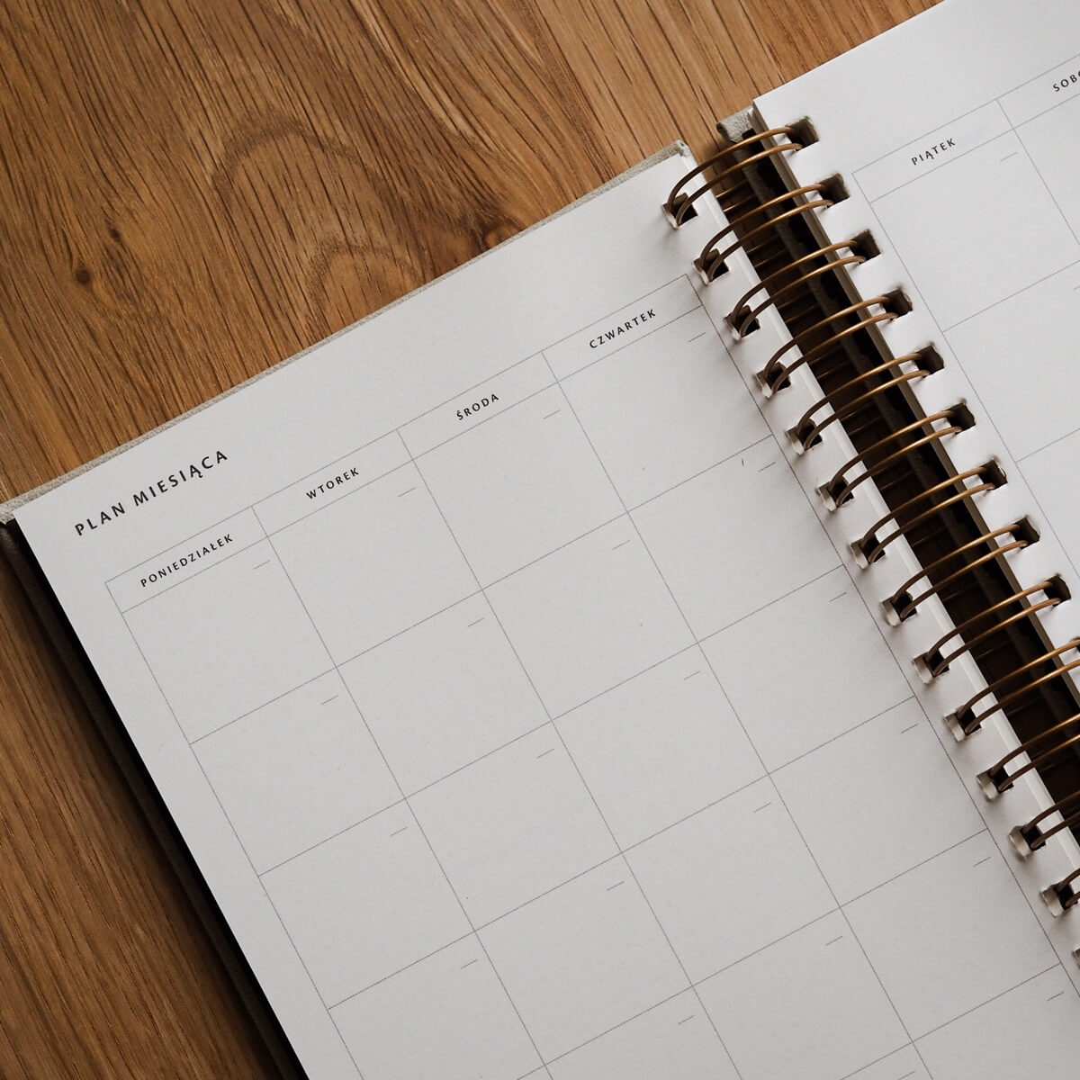 Plan miesiąca w planerze na spirali - miej wgląd w cały tydzień