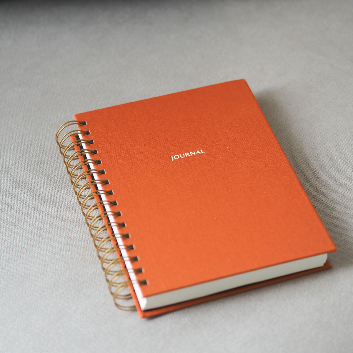 Minimalistyczny planer tygodniowy na spirali RUST ORANGE - estetyczny i funkcjonalny organizer w kolorze pomarańczowym