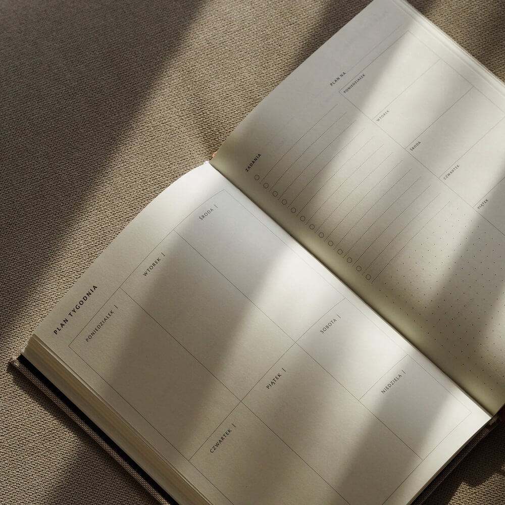 Strona planera tygodniowego bez dat, czekająca na Twoje wpisy i organizację czasu.