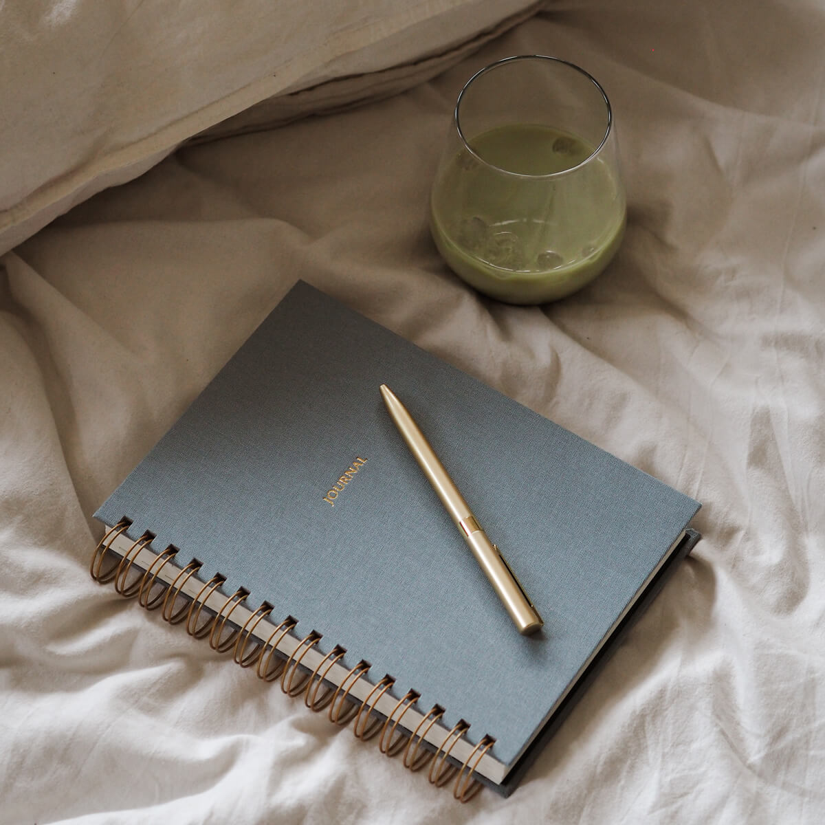 Niebieski planer tygodniowy na spirali – organizacja tygodnia jeszcze nigdy nie była tak stylowa.