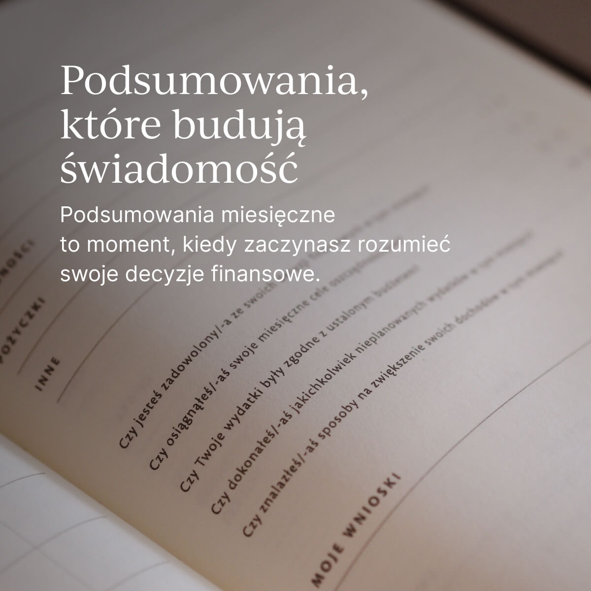 Planer z rozbudowanymi podsumowaniami, pomagającymi analizować wydatki i wyciągać wnioski.