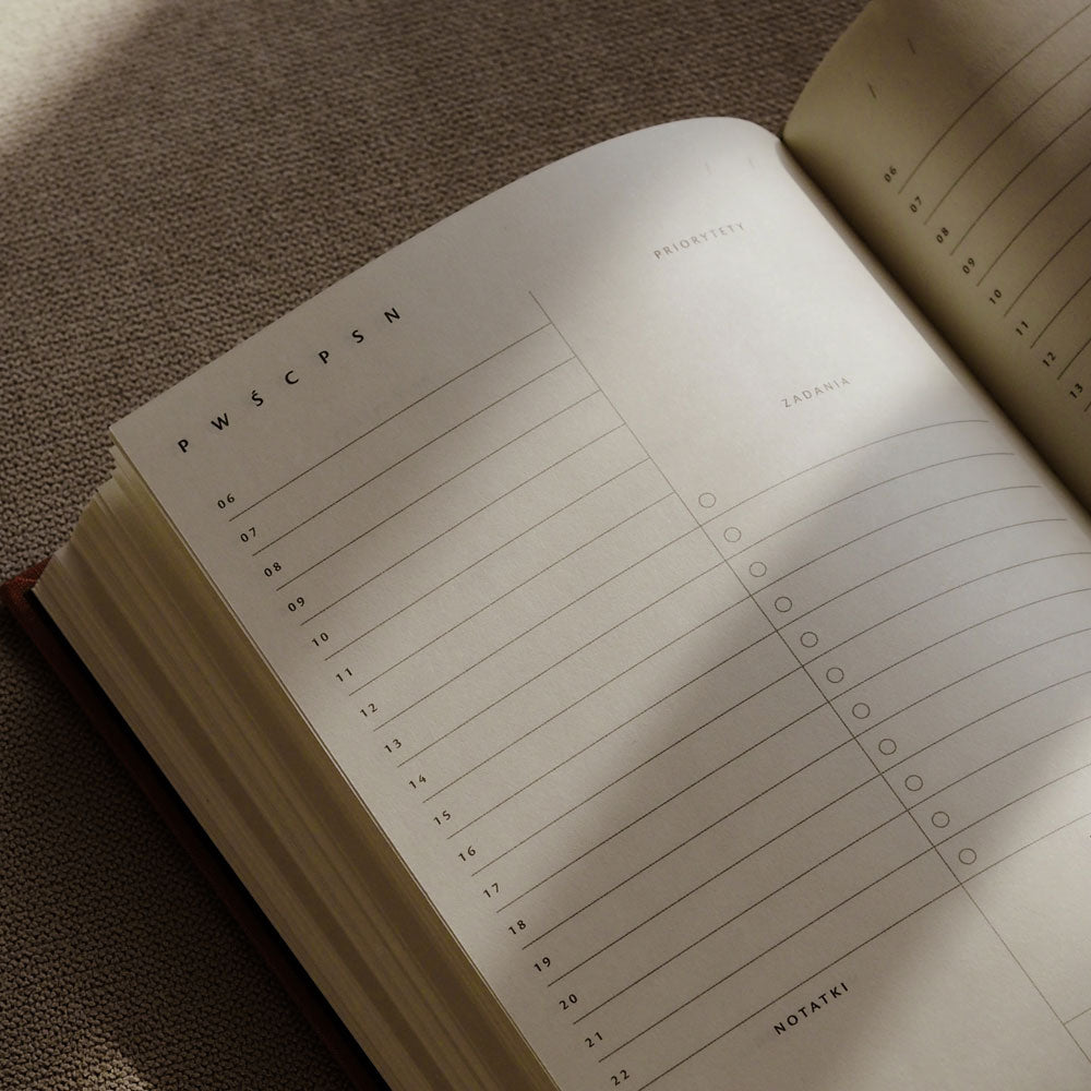 Plan dnia - rozkładówka w planerze dziennym bez dat
