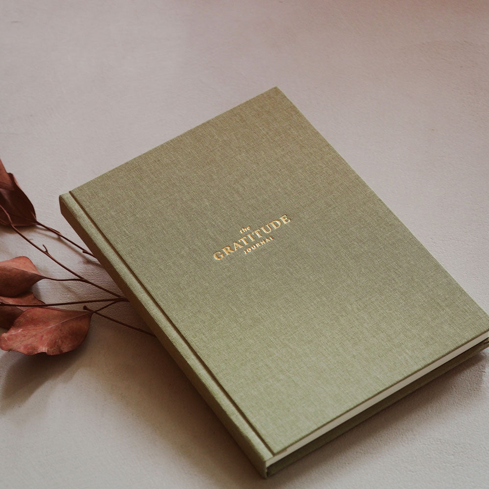 Dziennik wdzięczności Gratitude Journal w kolorze wiosennej zieleni.