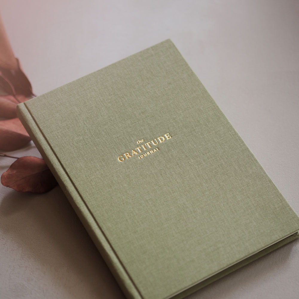 Dziennik wdzięczności Gratitude Journal w jasnym odcieniu zieleni, symbolizujący wzrost i pozytywność.