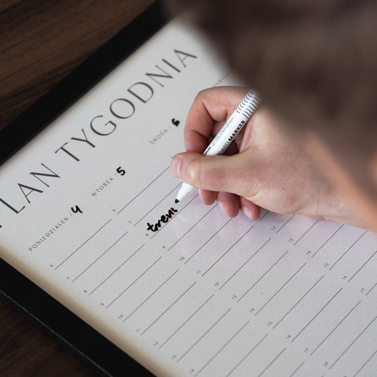 PLANER TYGODNIOWY ŚCIENNY Z HARMONOGRAMEM w ramie