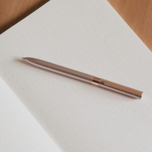 Długopis w kolorze różowego złota
