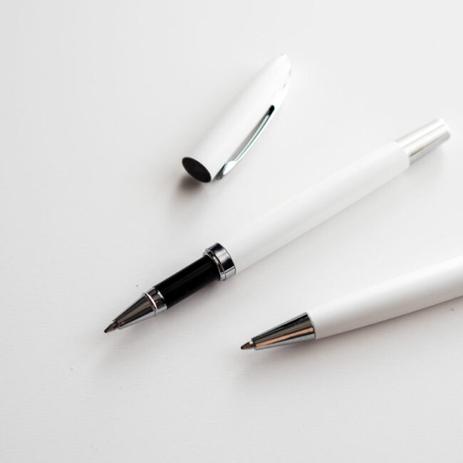Biały długopis