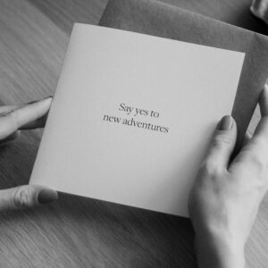 Kartka okolicznościowa z napisem Say yes to new adventures