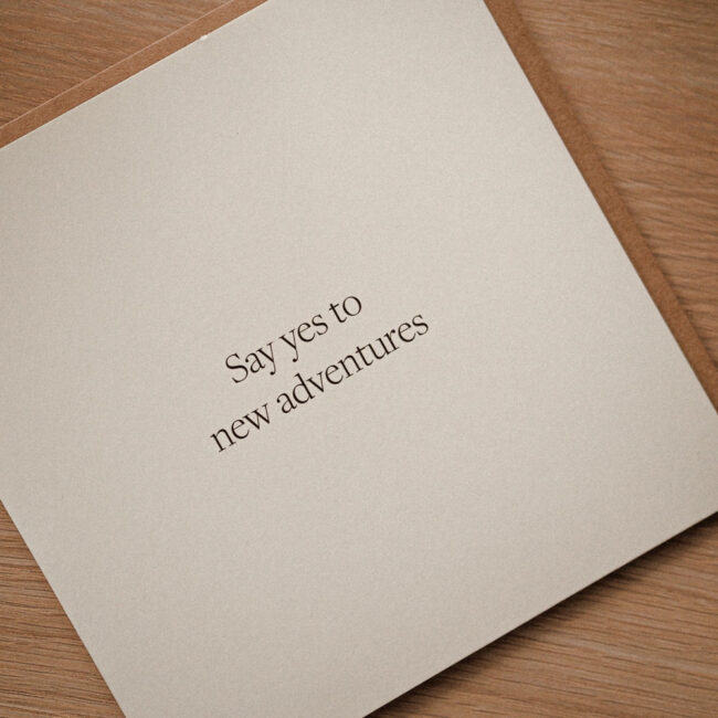 Kartka okolicznościowa z napisem Say yes to new adventures