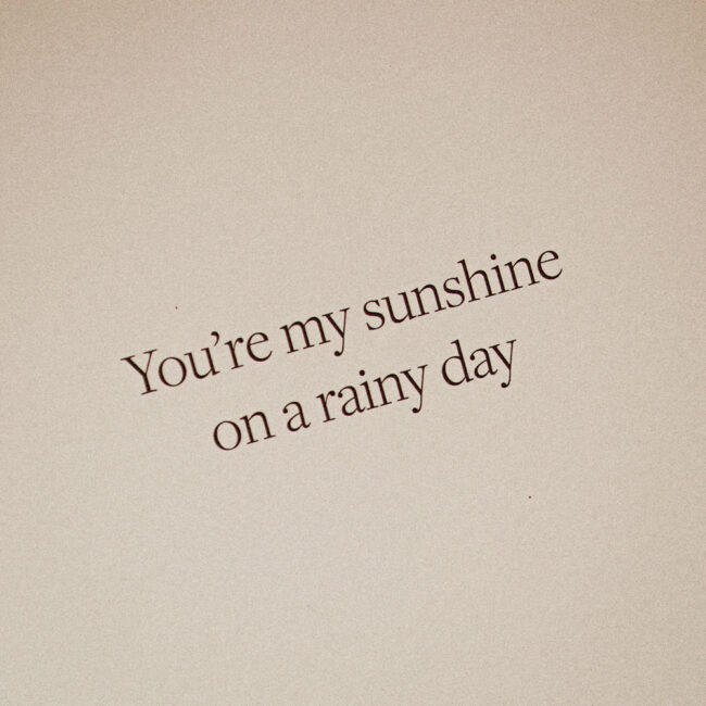 Kartka okolicznościowa z napisem You're my sunshine on a rainy day