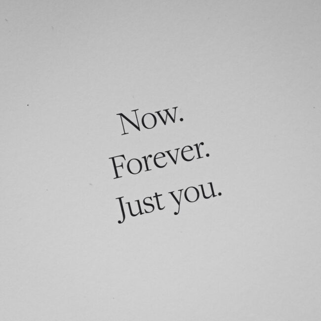 Kartka okolicznościowa z napisem Now. Forever. Just you.